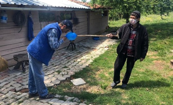 Bursalı ailenin ilginç bayramlaşma yöntemi gülümsetti