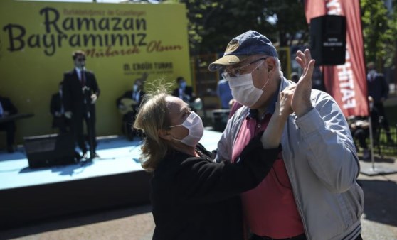 İstanbul'da 65 yaş ve üstü vatandaşlar bayramda güneşli havanın tadını çıkardı