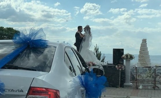 Davetliler otomobilde gelin ve damat pistte oynadı