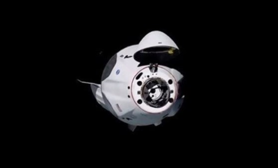 Tarihi anlar! SpaceX'in uzay aracı Crew Dragon, Uluslararası Uzay İstasyonu'yla kenetlendi