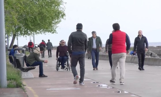 Maltepe'de yasağa rağmen sahile akın ettiler