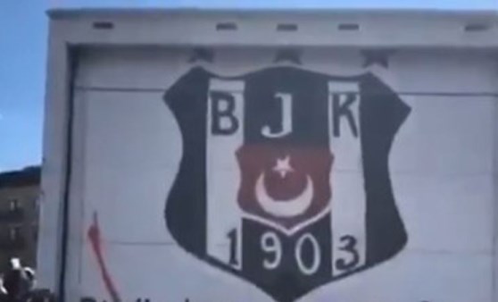 ABD'deki protestolarda dikkat çeken Beşiktaş yazısı