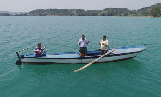 Su altında kalan mezarlığa sandalla giderek dua ediyorlar