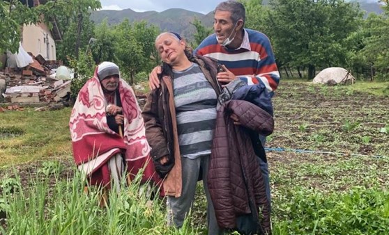 Bingöl'de depremin ardından yıkılan evler var