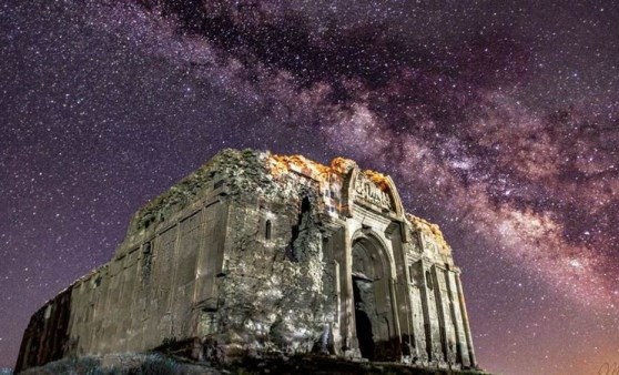 Bin 700 yıllık kilise, ilk kez gece fotoğraflandı