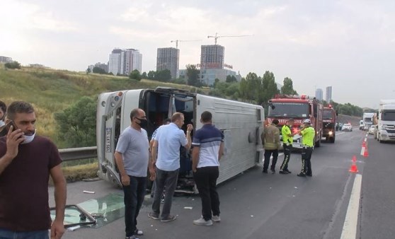 TEM'de işçi servisi midibüsü devrildi: 10 yaralı