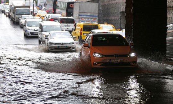 Sağanak yağış İstanbul'u olumsuz etkiledi