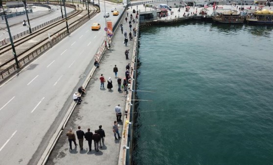 Galata Köprüsü’ne balıkçı akını