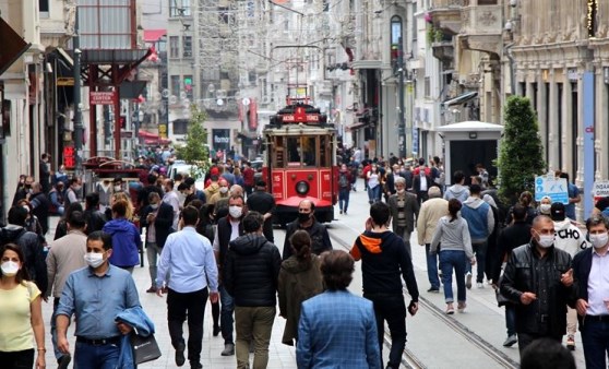 İstiklal Caddesi'nde sosyal mesafe kuralları askıya alındı