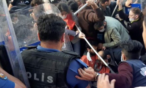 Kadıköy'de 'polis şiddetini' protesto eden gençler gözaltına alındı