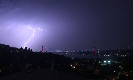 İstanbul'da şimşekler geceyi aydınlattı (20.06.2020)