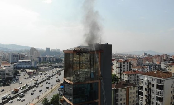 Kadıköy'de 10 katlı iş merkezinin çatısında yangın