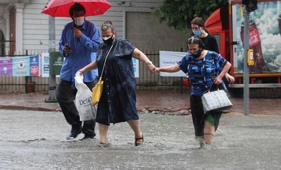 İstanbul'da şiddetli yağmurun ardından yollar göle döndü