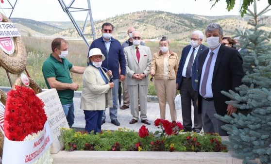 Cüneyt Arcayürek, ölümünün 5. yılında mezarı başında anıldı