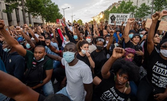 Paris'te 10 binler polis şiddetine karşı yürüdü