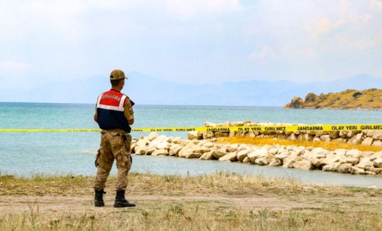 Van Gölü'nde bir teknenin kaybolduğu ihbarı üzerine başlatılan arama çalışması sürüyor