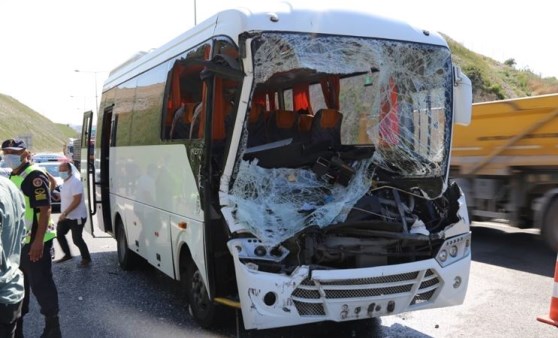 İşçi servisi ile TIR çarpıştı: Çok sayıda yaralı var