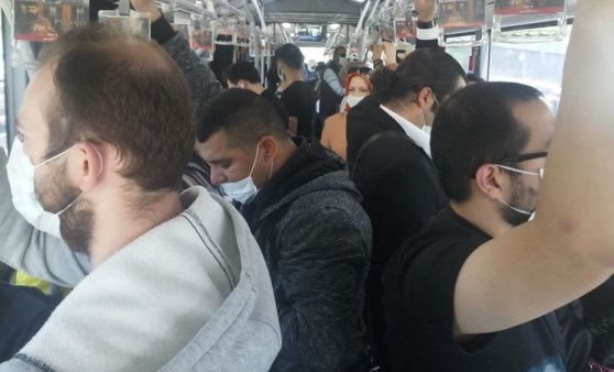 Metrobüs ve duraklarda sosyal mesafe hiçe sayıldı