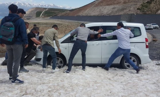 Yaz günü onlarca araç karda mahsur kaldı