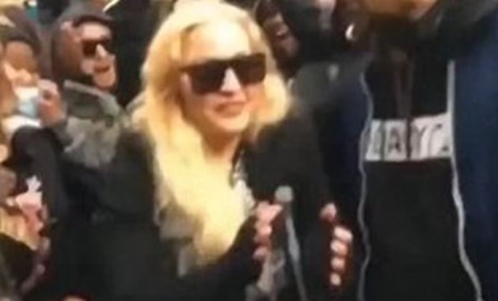 Madonna koltuk değnekleriyle George Floyd protestosuna katıldı