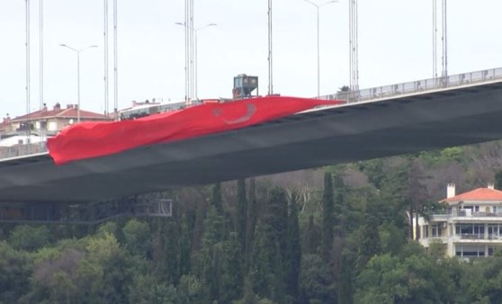 15 Temmuz Şehitler Köprüsü'ne dev Türk bayrakları asıldı