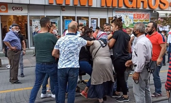 Cadde ortasında kadınların saç saça baş başa kavgası kamerada