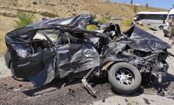 Tunceli-Elazığ karayolunda feci kaza: 1 ölü, 17 yaralı