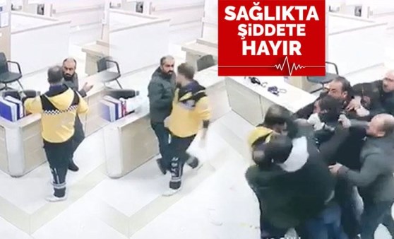 Hasta yakınlarının sağlık çalışanına saldırı anı kamerada