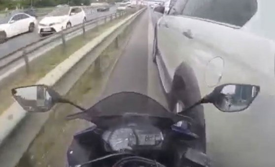 İstanbul’da motosikletlilerin ölümden döndüğü kazalar kamerada