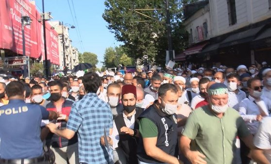 Polis bariyerini aşan kalabalık Ayasofya'ya doğru koştu