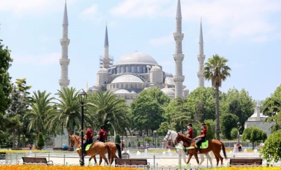 Atlı polisler, Sultanahmet Meydanı'nda devriye gezdi