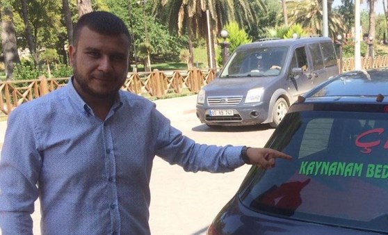 Eşinden ayrıldı, otomobiline bakın ne yazdırdı