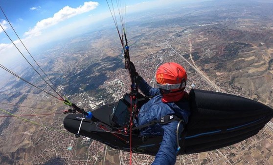 Çorum'dan, Konya'ya paraşütle uçtu