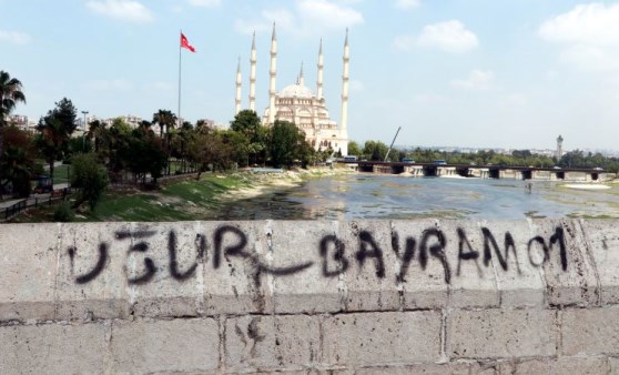 Adana’da 16 asırlık köprüye yine sprey boyayla yazı yazdılar