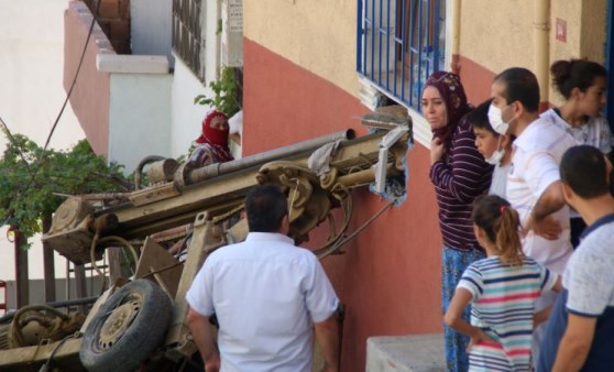 Kağıthane'de faciadan dönüldü; Kayan iş makinası eve girdi