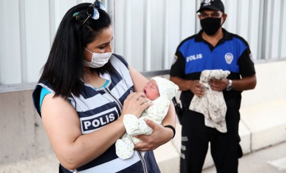 Uygulama noktasında kadın polisin yardımıyla doğum yaptı: Bebeğe polisin ismi verildi