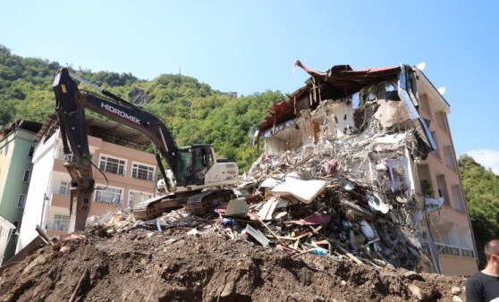 Dereli ilçesinde ev ve iş yerlerinin yıkımları sürüyor