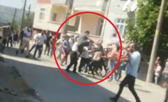 İki aile sokakta birbirine girdi! Polis havaya ateş açtı