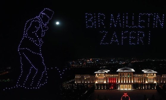 300 İHA ile Atatürk çizdiler... Zafer göklere yazıldı