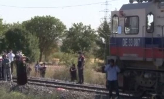 Lokomotif tren raylarında oturan gençlere çarptı: 1 ölü, 1 yaralı