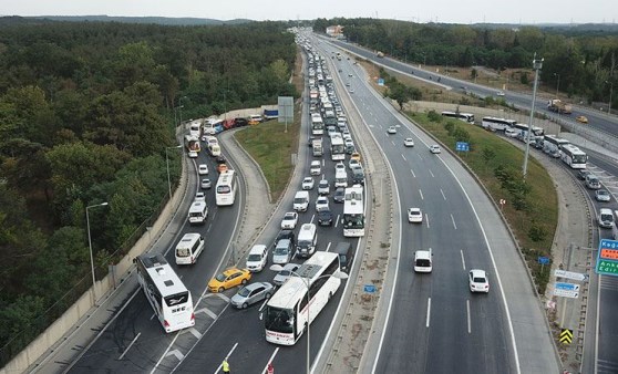 Hasdal otoyolunda üst geçit çöktü, yol trafiğe kapandı