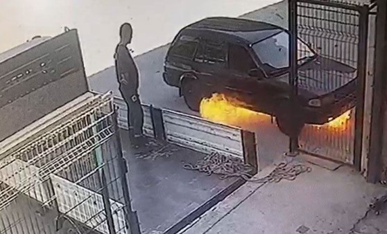 Otomobil bomba gibi patlayıp alev aldı