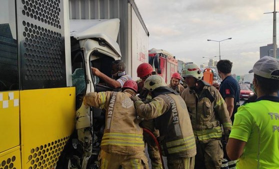 İstanbul'da feci kaza! Yaralılar var... Trafik durma noktasına geldi