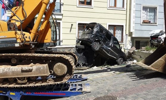 Sancaktepe'de freni boşalan ekskavatör yüklü TIR, 4 araca çarptı