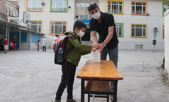 Okulla tanışan minik öğrenciler koşa koşa sınıflarına girdi