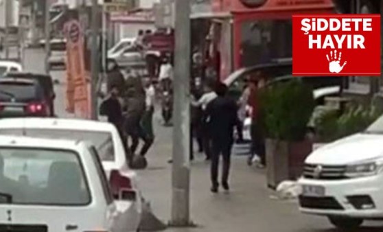 İstanbul'da iki grubun bıçaklı sopalı kavgası kamerada