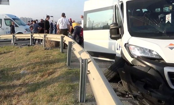 Silivri’de işçileri taşıyan servis kaza yaptı: 2’si ağır 8 yaralı