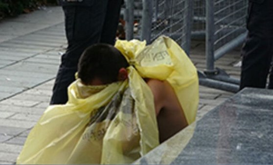 Taksim Meydanı'nda çıplak kadın şoke etti