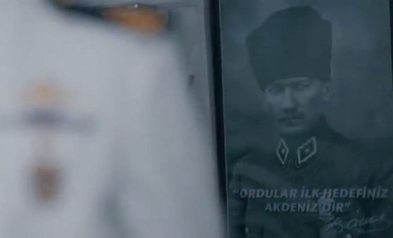 Atatürk'e sadece 2 saniyelik poster görüntüsüyle yer verdiler!