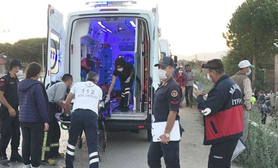 Manisa'da üzüm işçilerini taşıyan minibüs ile tır çarpıştı: 26 yaralı